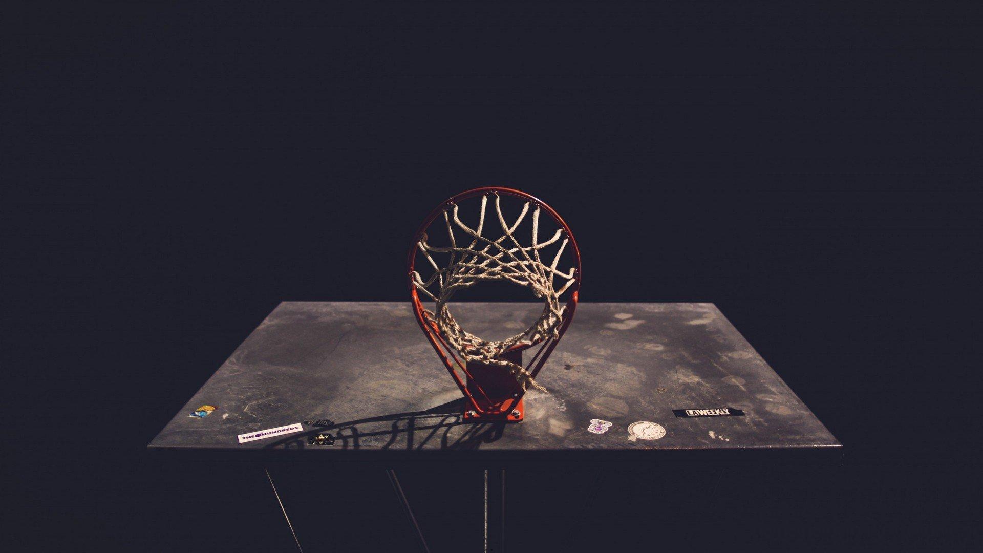 穆尼奥斯闪耀决赛舞台,助攻抢断全能表现,当选全场最佳助球队力克曼城